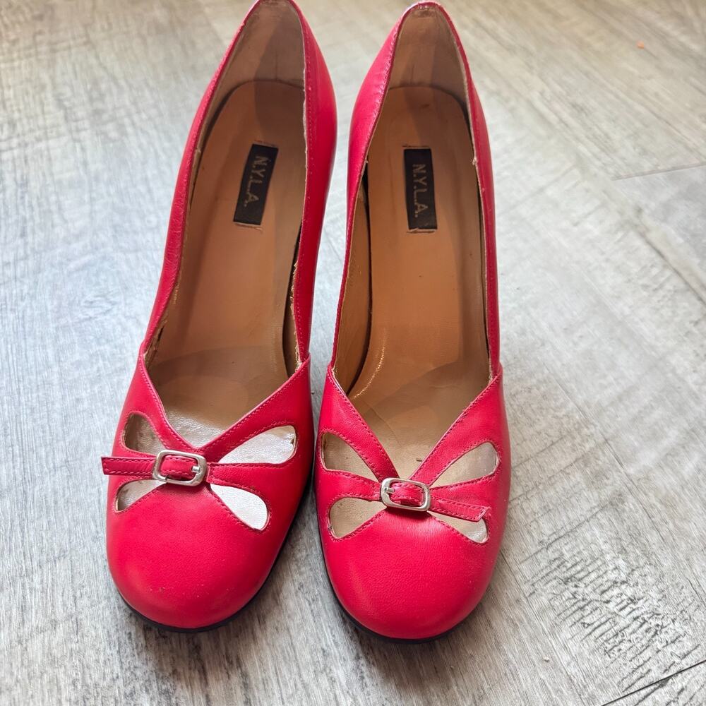 Vintage N.Y.L.A. Red High Heel Pumps Size 8 Cutout Round Toe Silver Buckle Shoes